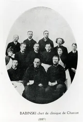Charcot mit seinem Chef de Clinique, Babinski, und einer Gruppe von Praktikanten und Ärzten im Salpêtrière-Krankenhaus, Paris